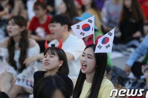 世界杯2-1反超比分，来看看在光化门看球的韩国球迷反应