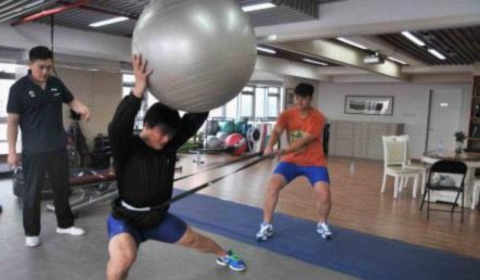 为什么大部分人认为体能能练出来啊？国足少练了？